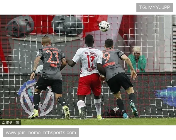 拜仁禁区内的连续补射显示出极强的终结欲望